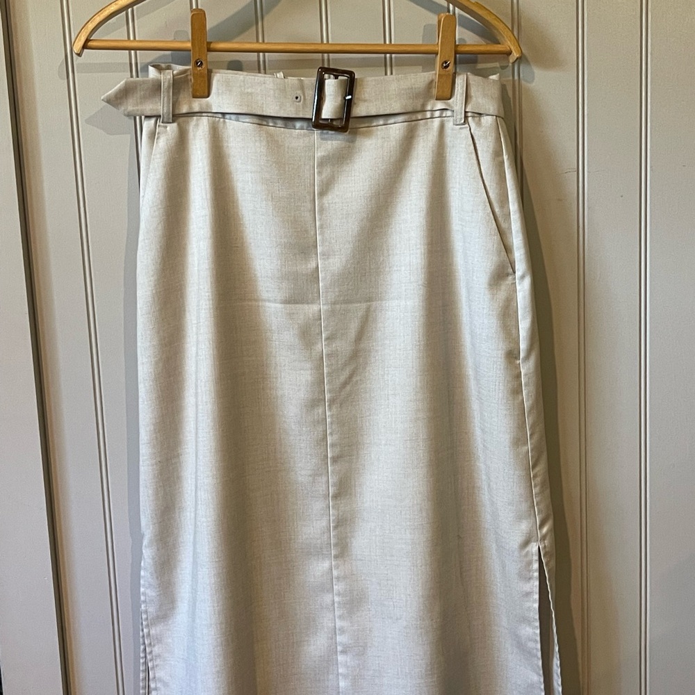 Cotton/linen below the knee skirt.
